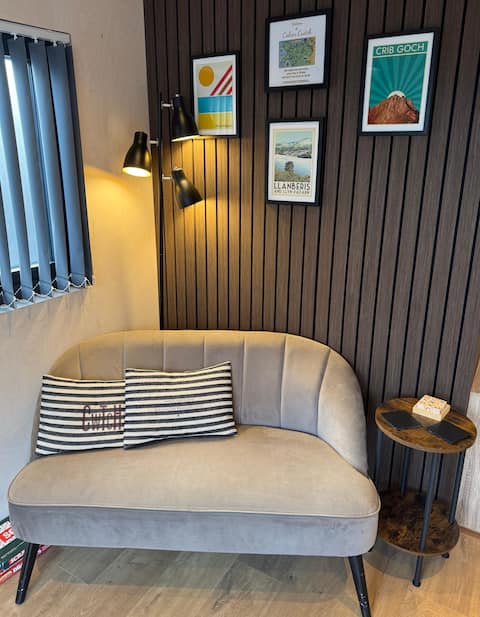 Popular Airbnb listing: Cwtch Cabin Llanberis in Padarn, Nant Peris