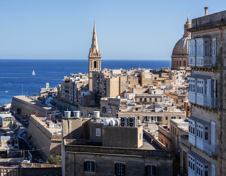 Marsamxett Views Top Floor Apartment - Valletta