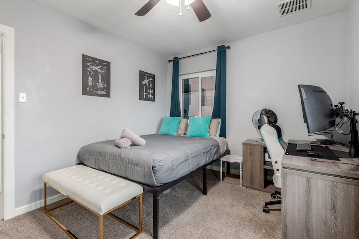 חדר שינה נוח עם מיטה נוחה ומצעים נקיים