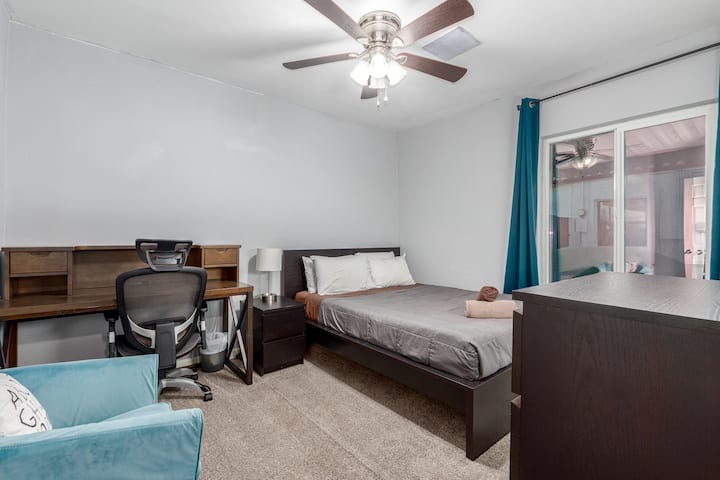 חדר שינה נוח עם מיטה נוחה ומצעים נקיים