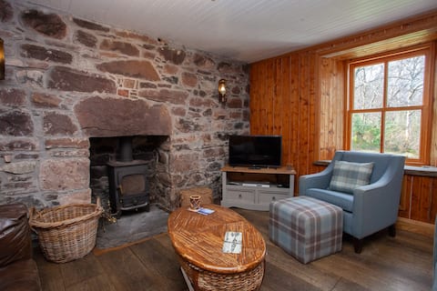 Popular Airbnb listing: Cosy cottage with large garden and beach access in Gairloch