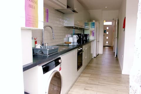 Top performing Airbnb: 6 Bedroom House In Bristol Filton in Horfield