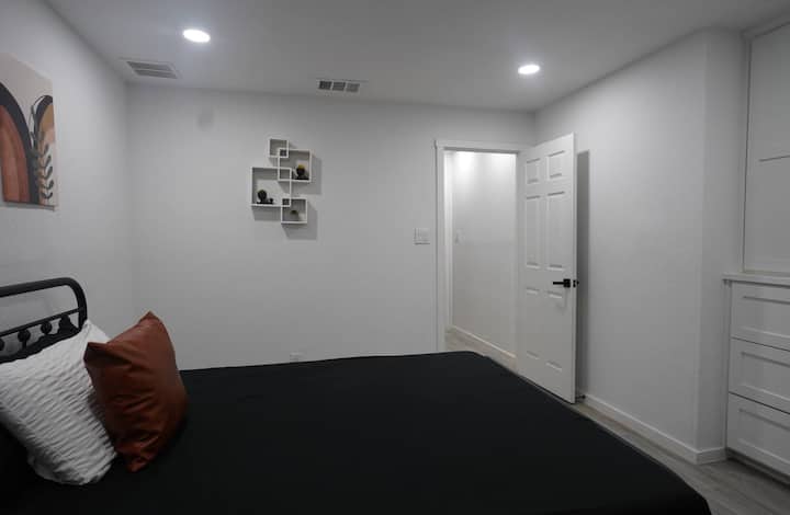 იქ, სადაც კომფორტი იგებს, მსოფლიო კი ქრება.