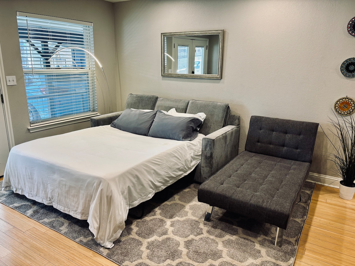 LOCATION & LUXURY - walk to downtown & Whole Foods