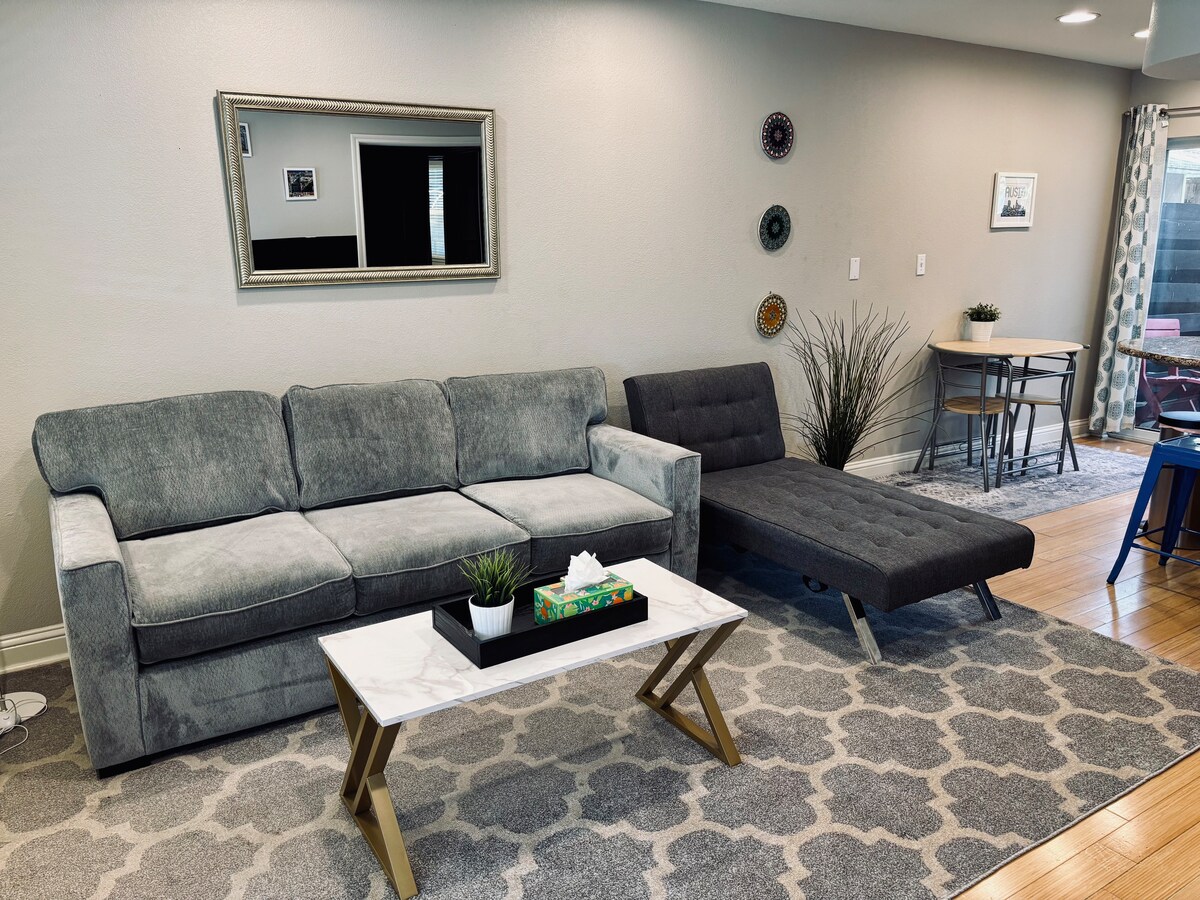 LOCATION & LUXURY - walk to downtown & Whole Foods