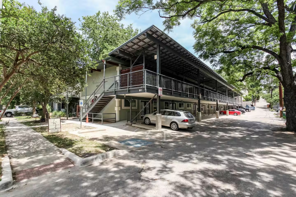 LOCATION & LUXURY - walk to downtown & Whole Foods