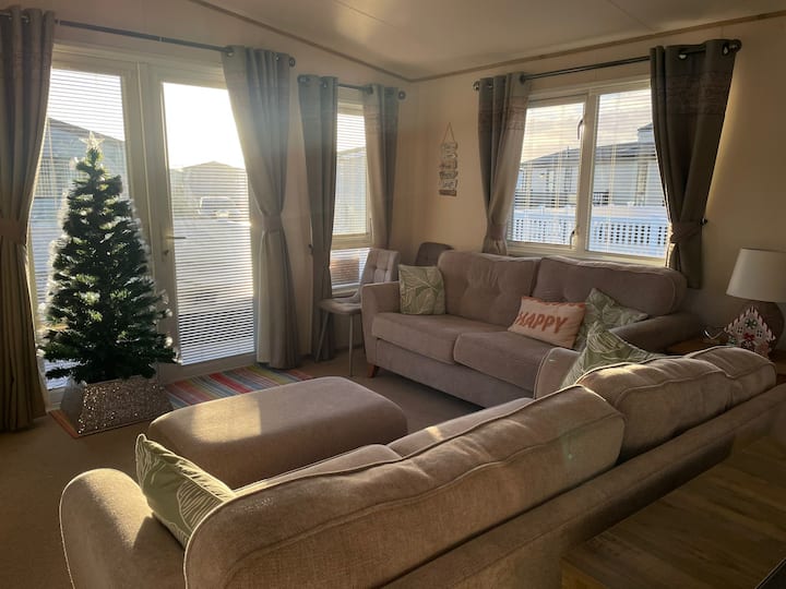 Gorgeous 3 Bed Caravan With Private Hot Tub - South Cerney