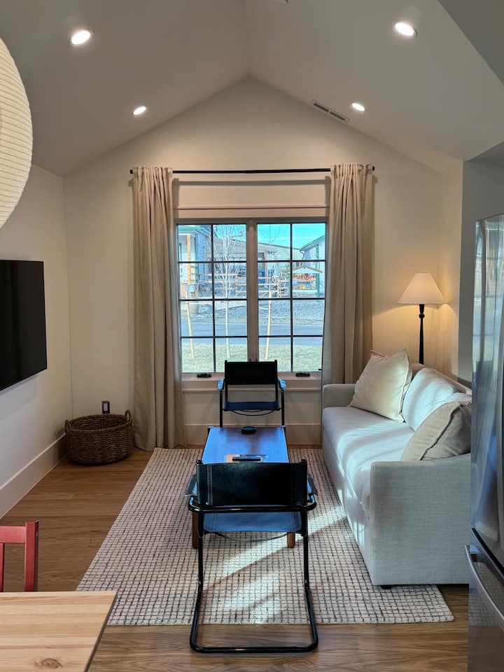 Modern 2br Cottage With Mountain Views - Broomfield, CO