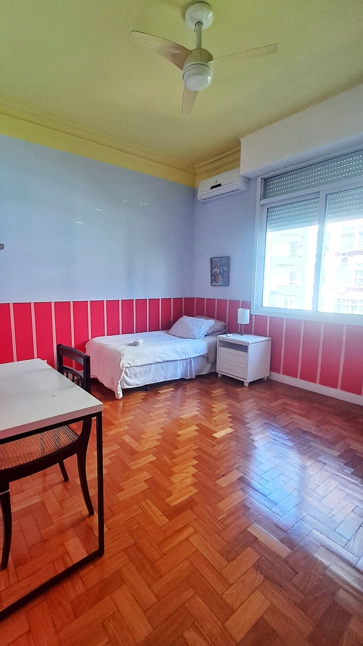 Priestranná spálňa s jednolôžkom a prístelkou.