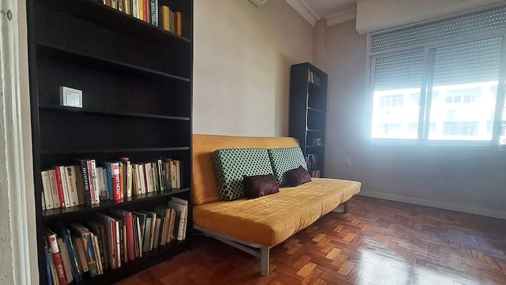 Spálňa s domácou kanceláriou a rozkladacou pohovkou pre dve osoby.