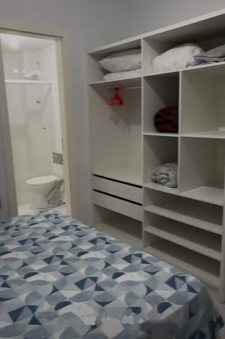 კონდიციონერი, მოგამუქებელი ფარდები, ერთადგილიანი ლეიბების ორი დამატებითი კომპლექტი, თეთრეული და ბალიშები