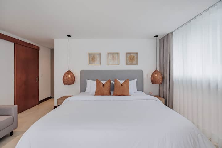 Suite privada n.º 6: dormitorio con cama tamaño king, aire acondicionado y luz natural

