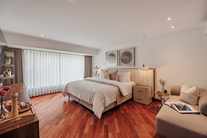 Suite principal: lujosa suite principal con minibar, sofá, dos batas, caja fuerte, aire acondicionado y baño turco/baño de vapor privado.

