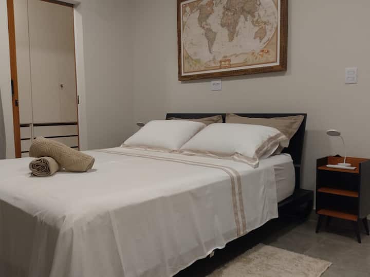 Апартман на приземје. Брачен кревет (широк 150 – 179 см). Клима уред. Потпорни тела и светилки. Достапен е плакар. Завеса за затемнување. Директен пристап до дворот. Достапни се постелнина и крпи за бања со 300 нишки.