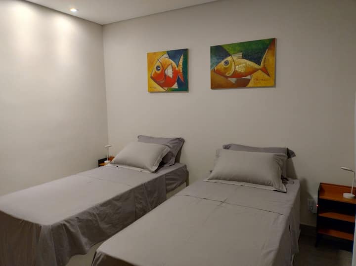 Соба со 2 брачни кревета. Приземје, со клима уред, странични маси и светилки за поддршка. Мебел за организирање облека.