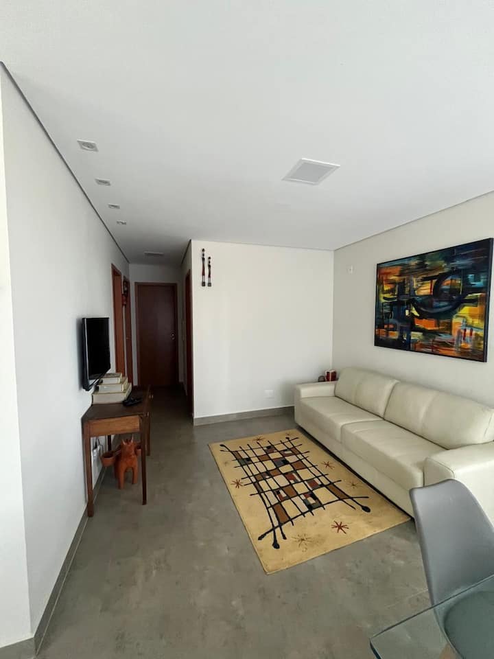 Дневна соба со кожен кауч, поврзана со трпезаријата и кујната. Лесна и пространа средина. Достапна е wifi мрежа. Нудиме бесплатни услуги за стриминг: Netflix и Amazon Prime.