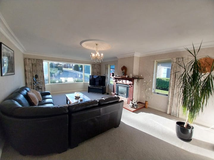 Spacious French Country Family Retreat - Morrinsville