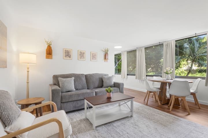 Pearl City Condo | AC • Parking • Full Kitchen