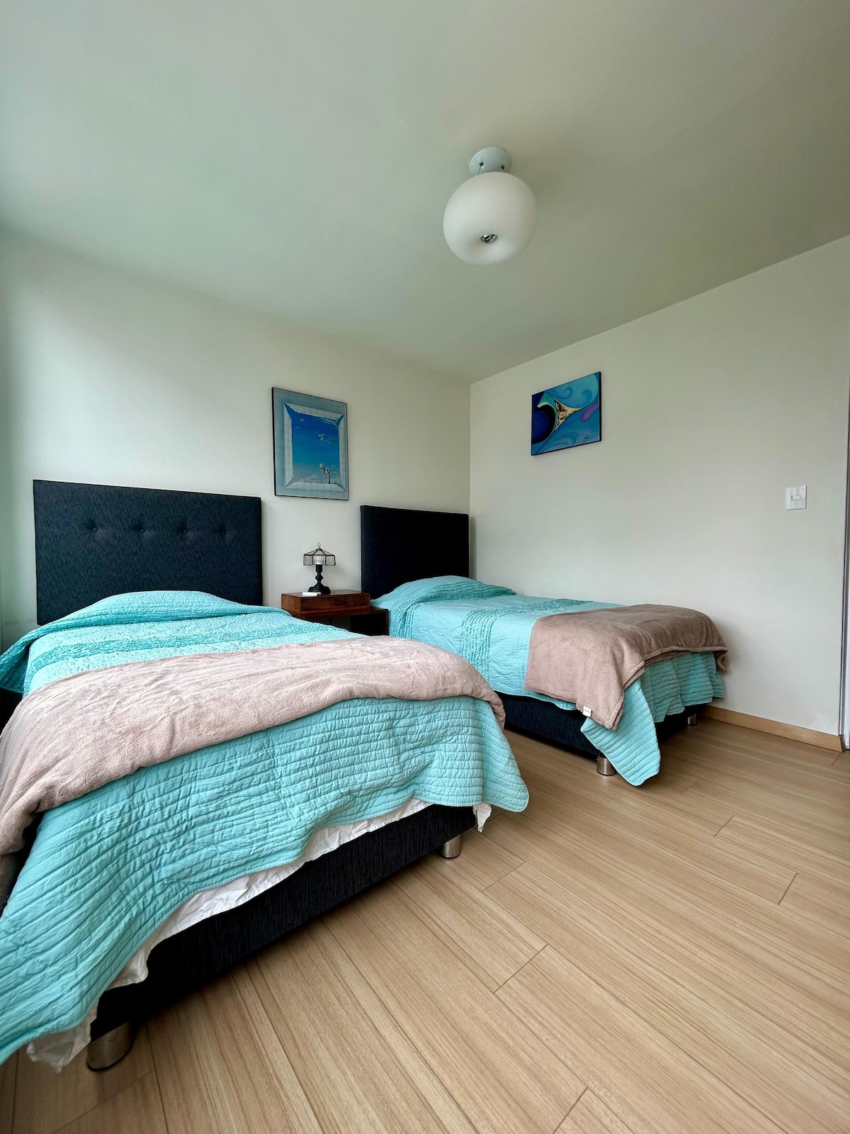 Cuarto con dos camas individuales