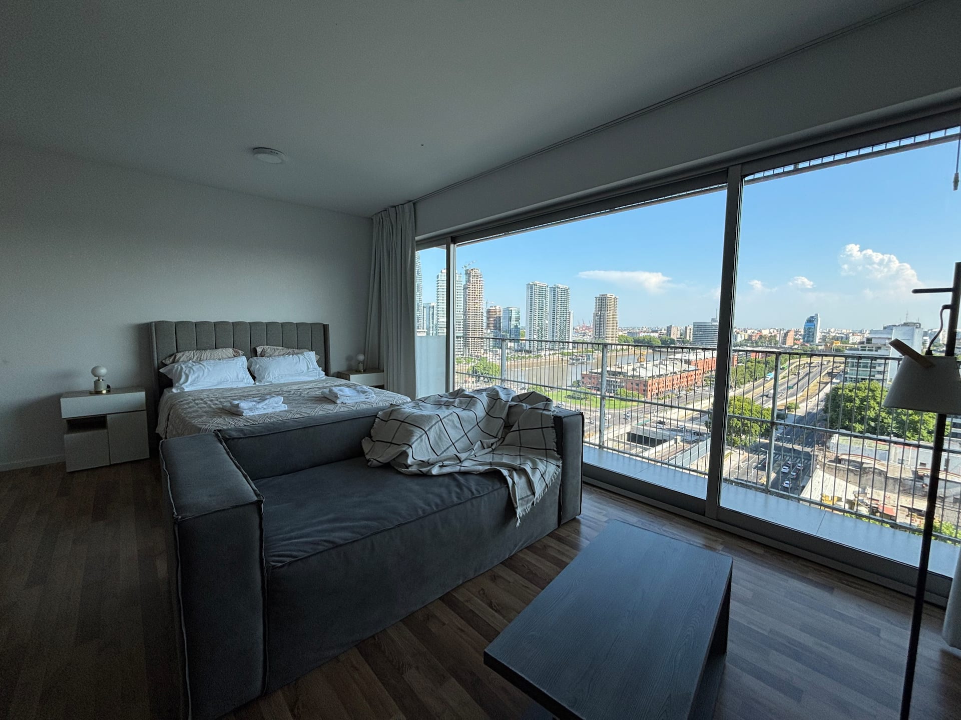 Monoambiente con vista a Puerto Madero en San Telmo
