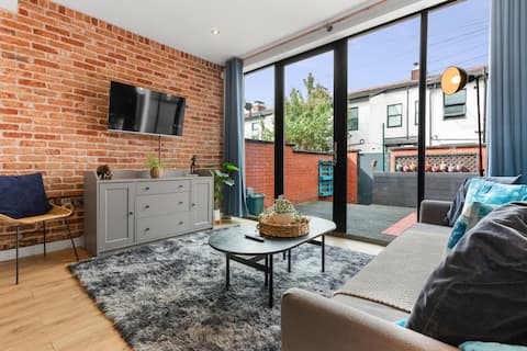 Top performing Airbnb: Immaculate 3-Bed | Free Parking | City & MRI in Whalley Range