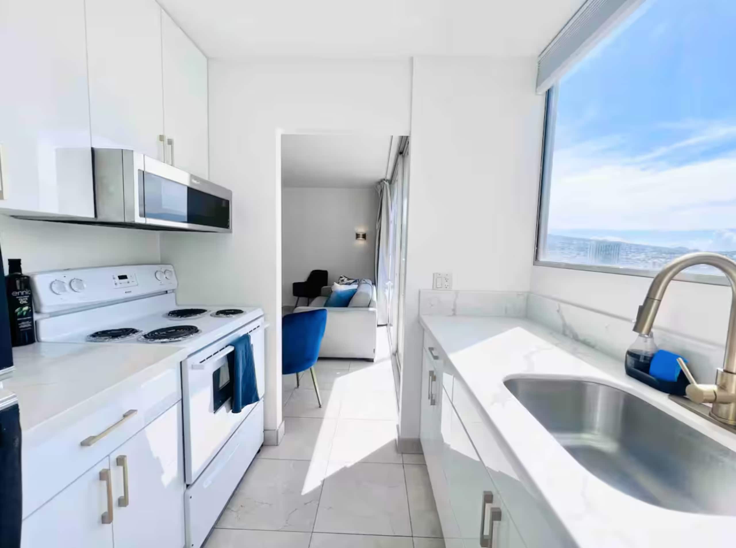 Near Waikiki Beach 1 BR w/View & W/D /free parking - Image 4