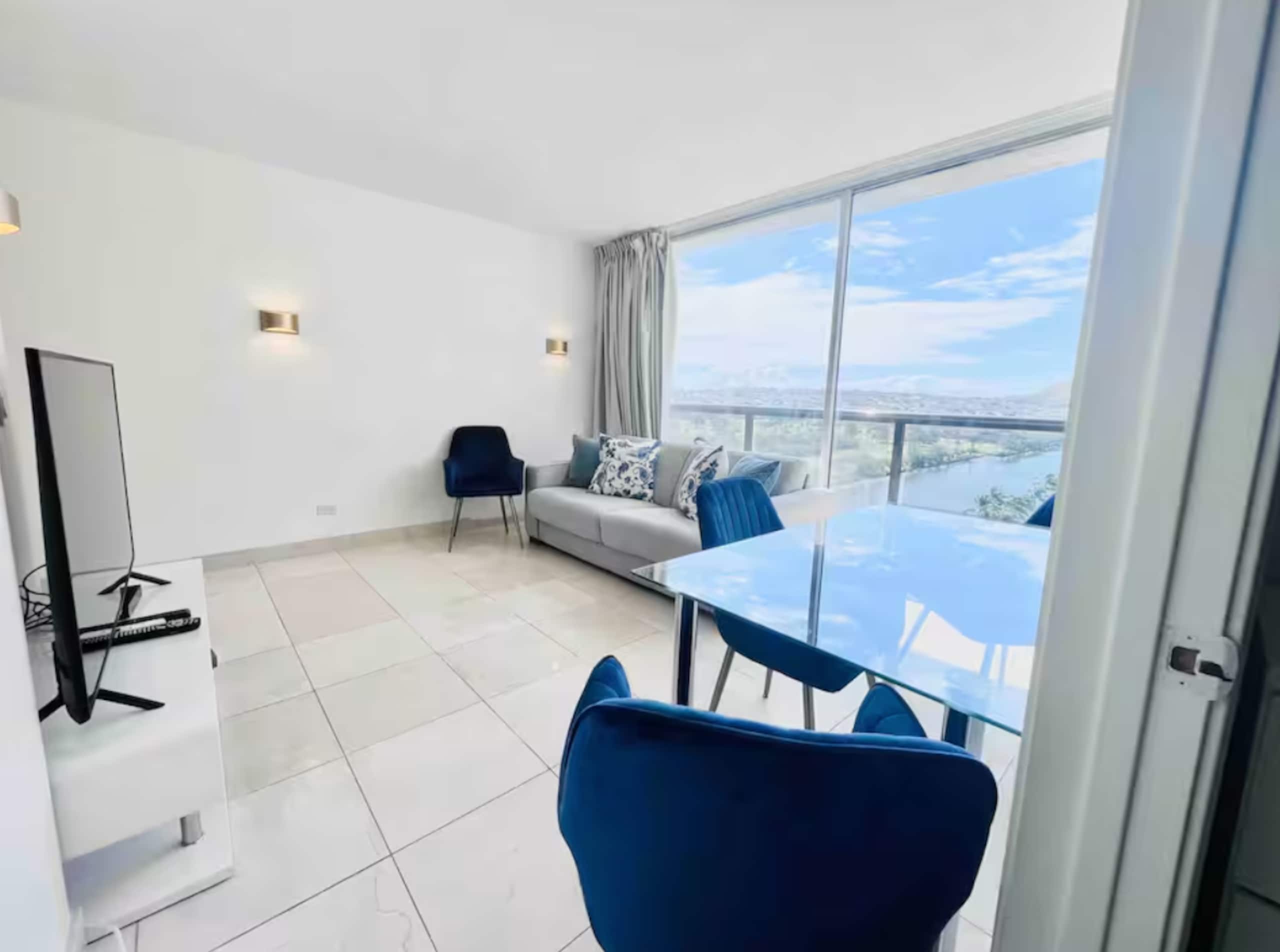 Near Waikiki Beach 1 BR w/View & W/D /free parking - Image 1