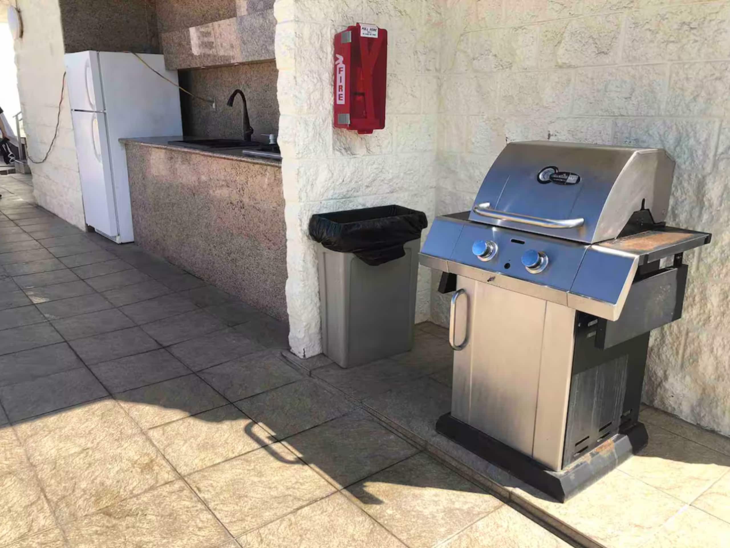 Near Waikiki Beach 1 BR w/View & W/D /free parking - Image 9