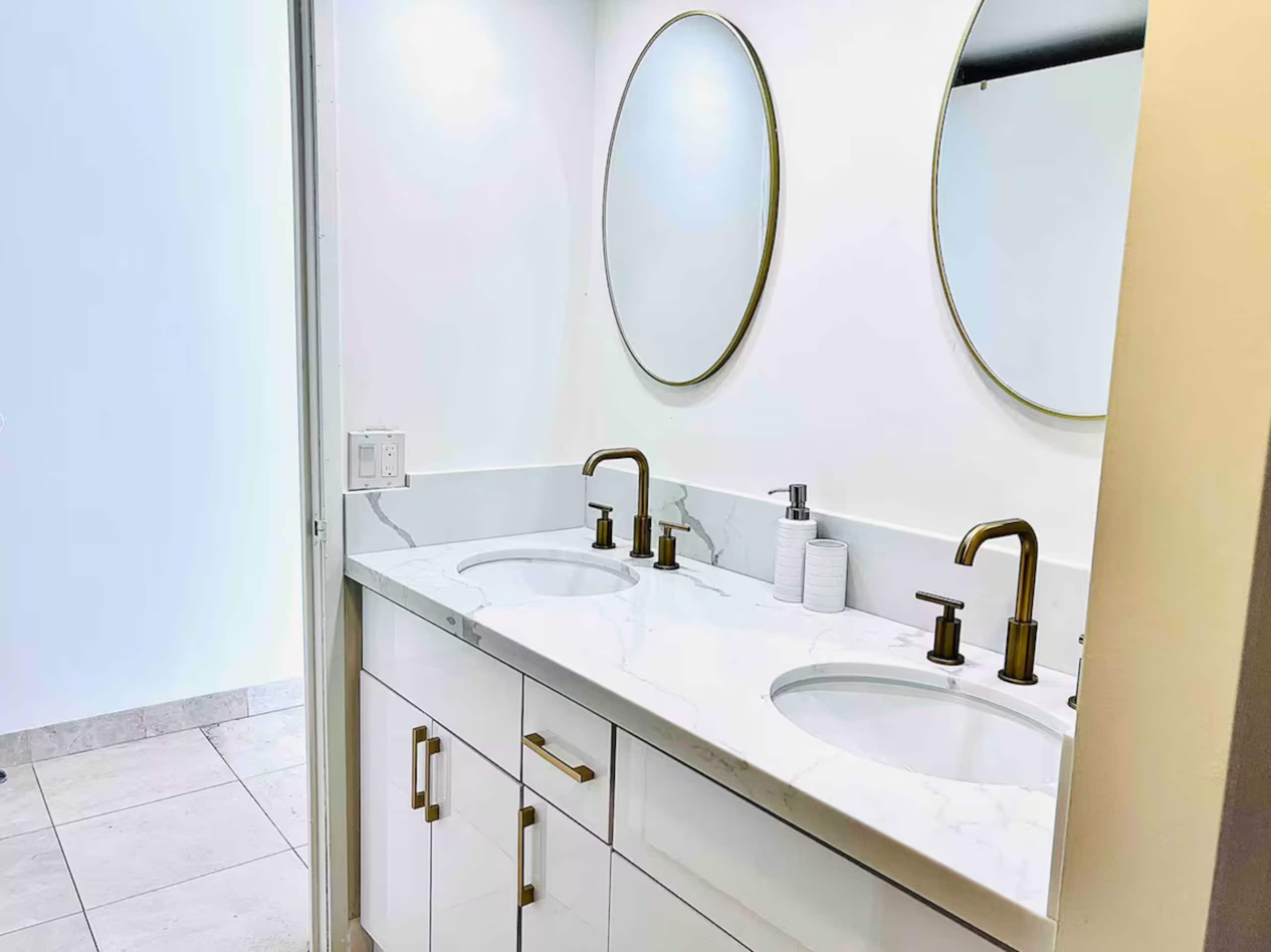 Near Waikiki Beach 1 BR w/View & W/D /free parking - Image 17