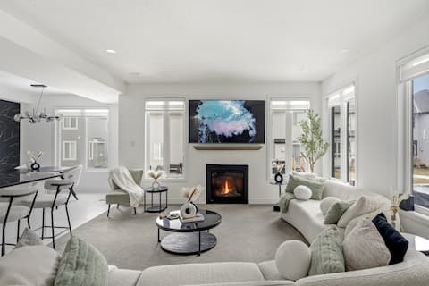 Top Airbnb: Brand New Luxury Home with Hot Tub • Near Airport in Riverside South Findlay Creek