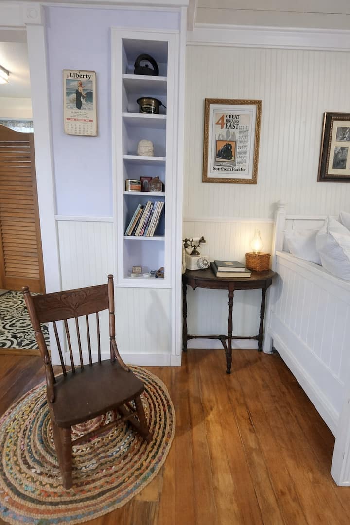 Private Lakefront 1-bedroom Cabin "Big Caboose" - Florence, OR