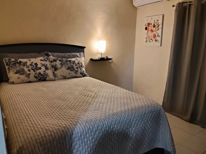 Descansa en el cuarto con clima, tenemos dos camas matrimoniales con colchones comodos y nuevo, para después de tu día de paseo, jornada laborar o de realizar tus pendientes en la ciudad.