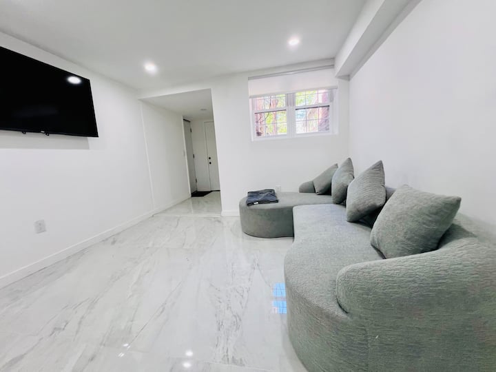 Modern 2 Bedroom Rental With Private Parking - Brooklyn, NY