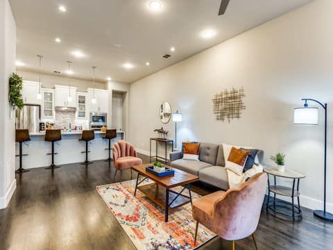 Successful Airbnb property: Cozy 3BR Luxury Townhome | Near Uptown| Skyline in Uptown