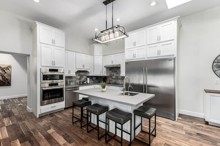 Massive Estate, Pickle Ball, Splash Pad, Mini Golf - Arizona