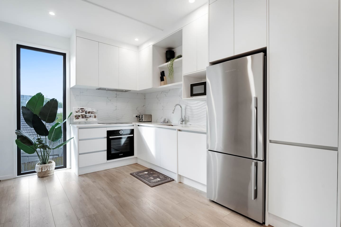 Takapuna Modern Townhouse | Parking nr Lake Pupuke | Photo 3