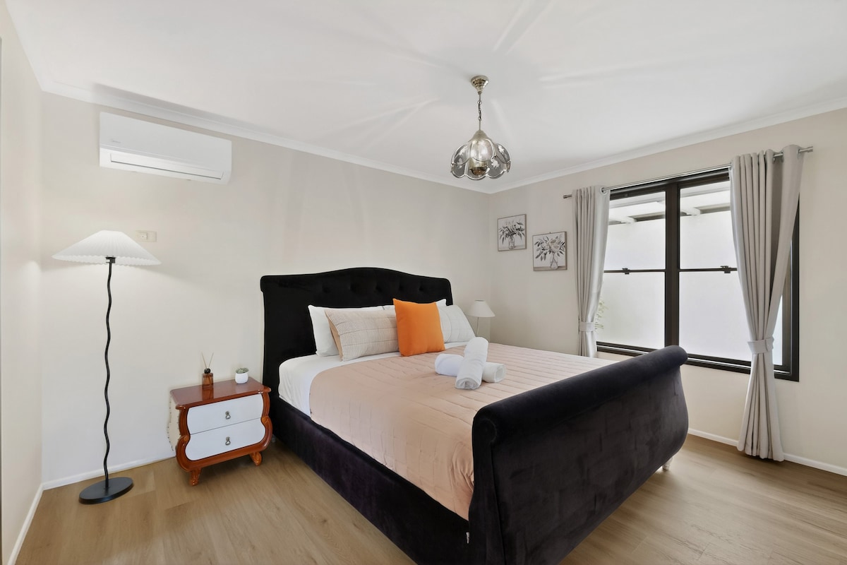 เตียงคิงไซส์พร้อมเครื่องปรับอากาศ