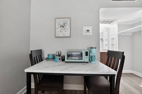 Popular Airbnb listing: Lux* Mins To *Atrium Health* & *Charlotte Airport* in Eastway / Sheffield Park