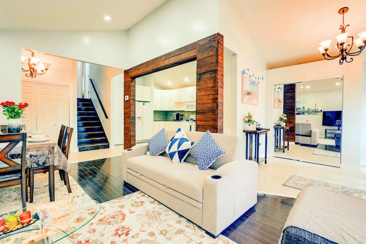 Spacious Family Villa Near Toronto Zoo | Game Room - Pickering