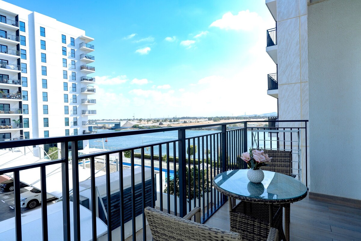 Gallery Detail: Vue Sur Le Canal Lux Waterfront 2Br Piscine Yas Island
