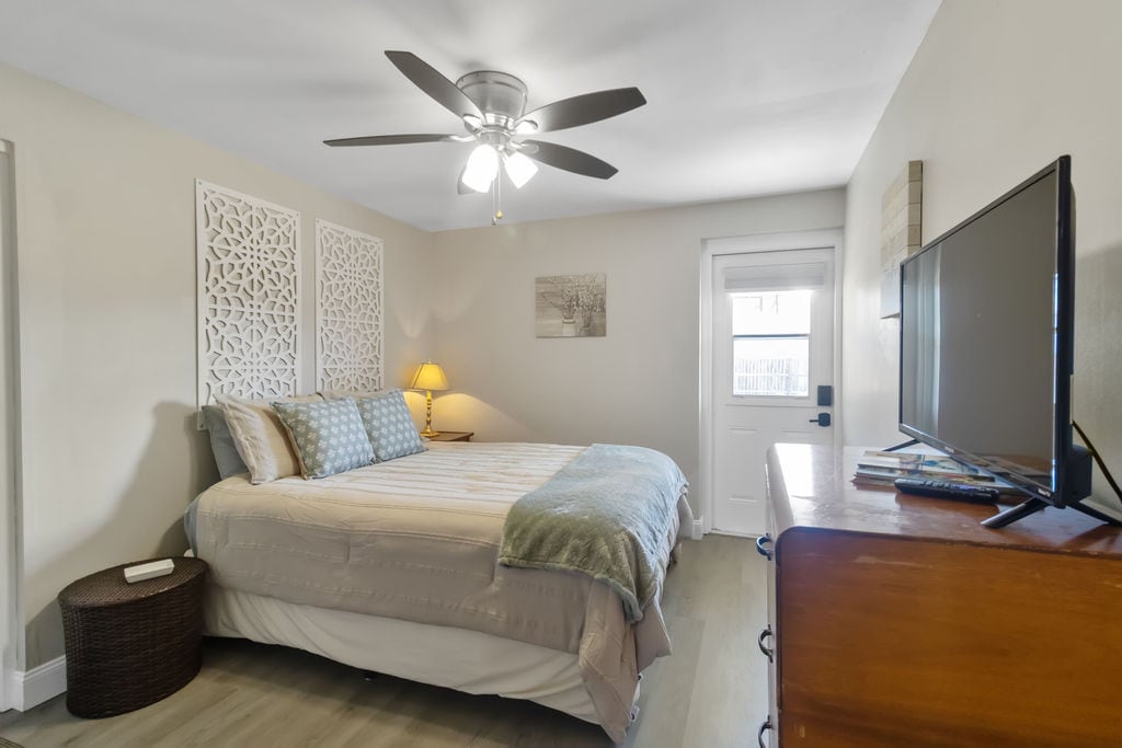 El tercer dormitorio de invitados está en el lado opuesto de los otros dos dormitorios.  Un poco funky en la ubicación, tiene acceso directo al patio trasero. Tiene un baño adyacente con ducha, pero no armario.  ¡Hay mucho espacio en los otros dos armarios para compartir!  