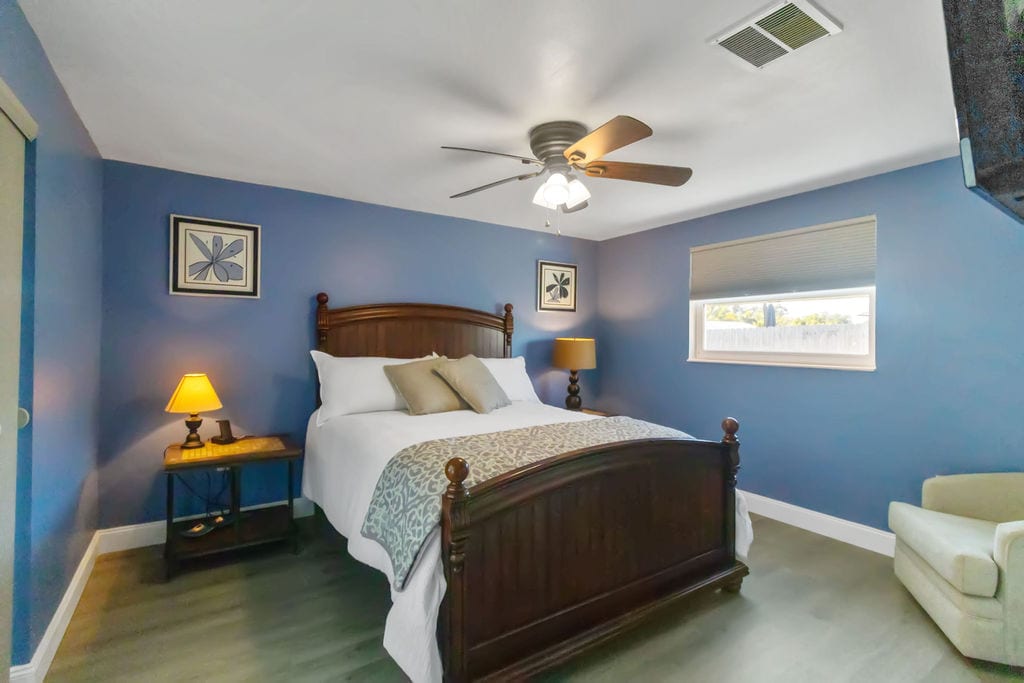 El dormitorio principal tiene una cama tamaño queen, vestidor y televisor inteligente Amazon.  Hay muchas perchas y un vestidor en el armario.  La mesita de noche tiene uno de los tres cargadores múltiples para tu teléfono, reloj y dispositivos de escucha.  