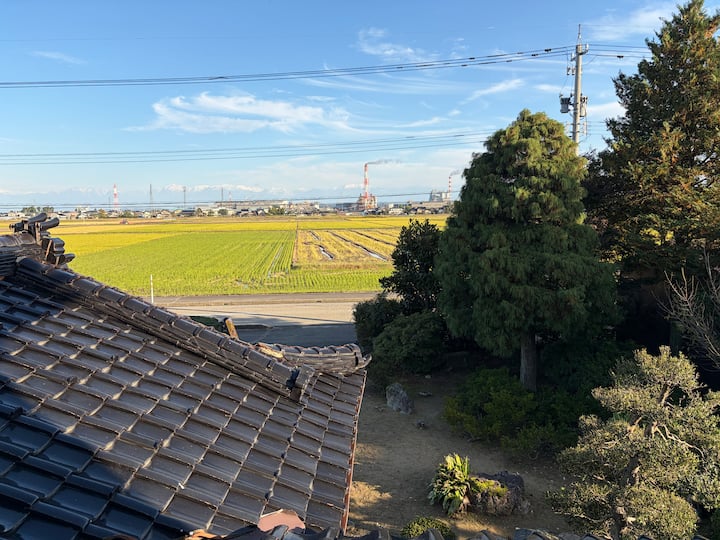 静かな田園風景、自噴する井戸水。
立山連峰を一望できる古き良き日本家屋。 - 高岡市