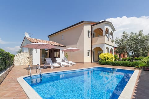 Top Airbnb: Apartment with private pool and grill house. in Sveta Marija Na Krasu