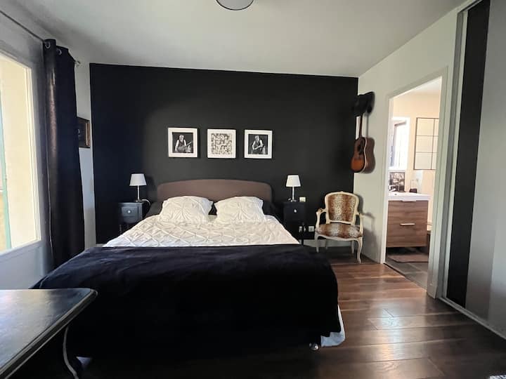 Dormitorio 1, una cama de 160 cm x 200 cm / baño privado con inodoro, terraza