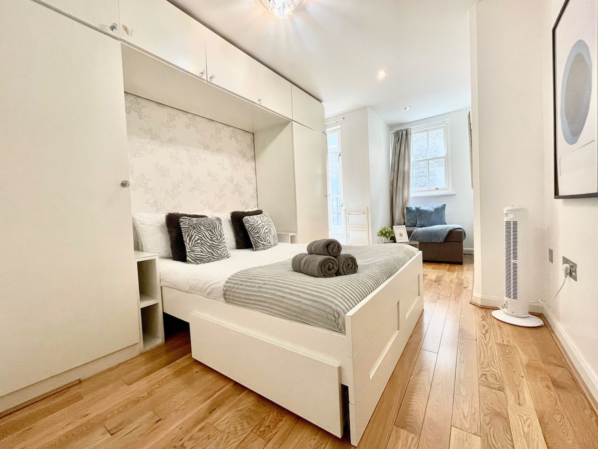 Acomódate en el dormitorio 1 con una cómoda cama doble y un sofá cama individual, creando un espacio de descanso después de explorar Little Venice, Paddington, Bayswater, Hyde Park, Edgware Road, Maida Vale, Marylebone, Notting Hill y Portobello Road.