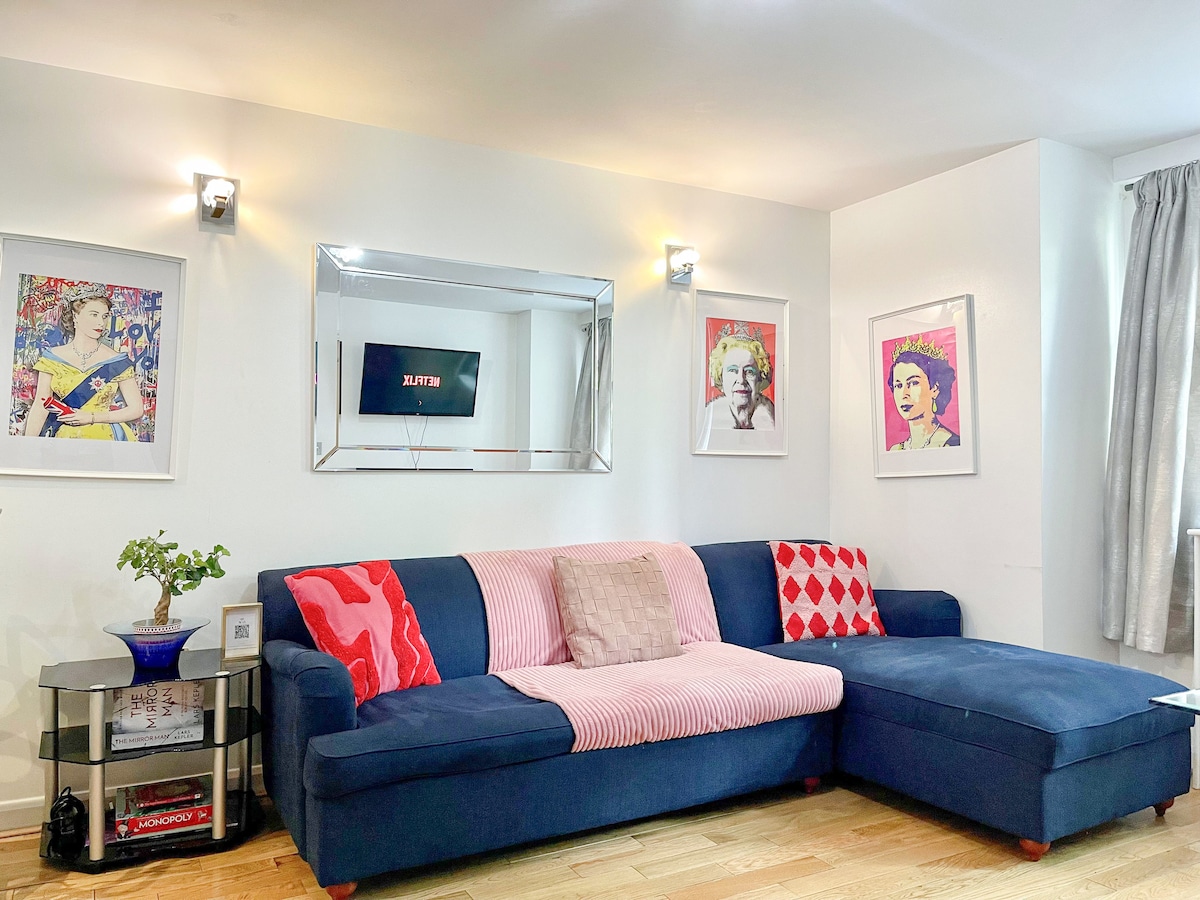 Relájate en el acogedor espacio de estar con TV inteligente y sofá cama doble después de días explorando Little Venice, Paddington, Bayswater, Hyde Park, Edgware Road, Maida Vale, Notting Hill, Portobello Road y Marylebone, una base relajada para tu estancia en Londres.