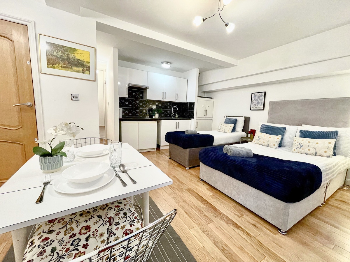Relájate en el dormitorio 3 con una cama doble, una cama individual, una cocina americana privada y una mesa de comedor, ideal para estancias prolongadas cerca de Paddington Station, Little Venice, Bayswater, Hyde Park, Edgware Road, Maida Vale, Marylebone, Notting Hill y Portobello Road.