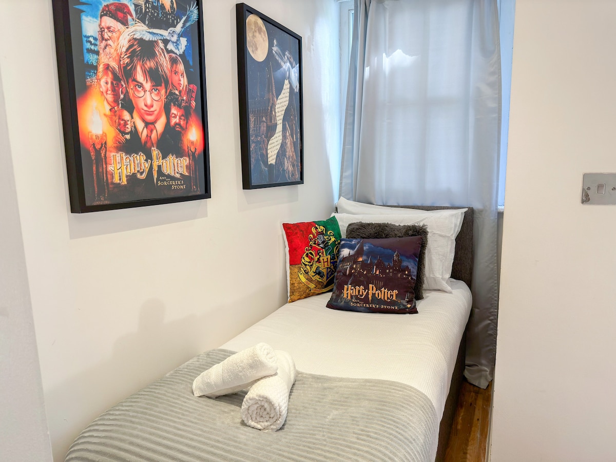 Relájate en el dormitorio 2 con una cómoda cama individual y un divertido tema de Harry Potter, que ofrece un lugar encantador para descansar después de explorar Little Venice, Paddington, Bayswater, Hyde Park, Edgware Road, Maida Vale, Marylebone, Notting Hill y Portobello Road.