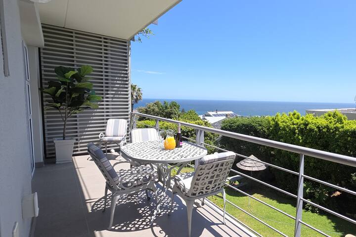 Stunning Ocean & Mountain views – Camps Bay Apt